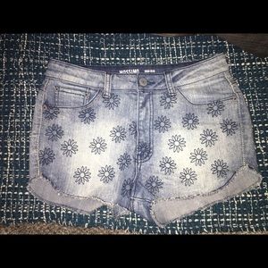 Super cute high waisted denim shorts with flowers!